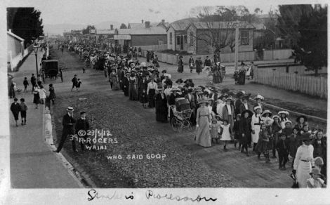 strike supporters march through mining town of waihi May 1912 http://mp.natlib.govt.nz/detail/?id=3289 Reference Number: PAColl-4586-02 Photo: R Rogers